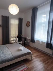 Llit o llits en una habitació de Cozy Apartments and Rooms Katowice