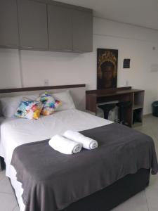1 dormitorio con 1 cama con 2 toallas en Flat Centro de São Paulo, en São Paulo