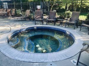 una piccola piscina con una piastrella blu intorno di Modern Retreat in Mt Hood Oregon Resort a Welches
