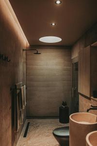 uma casa de banho com um lavatório e uma banheira em MIRA Earth Studios em San Antonio de las Minas