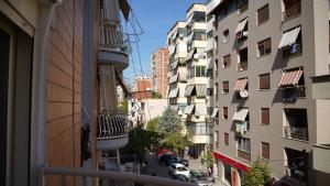 uma vista para uma rua da cidade com edifícios altos em Stylish Apartment near Tirana Center em Tirana