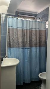 Un baño con cortina de ducha y lavabo. en HERMOSO DEPTO. EN PLENO PALERMO SOHO, en Buenos Aires 19 fotos más
