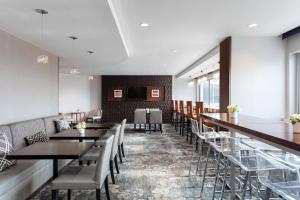 restauracja ze stołami i krzesłami oraz bar w obiekcie Delta Hotels by Marriott Woodbridge w mieście Iselin