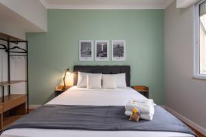 - une chambre avec un grand lit et des draps blancs dans l'établissement Encanto em Copacabana - Perto da praia -FMS601 Z4, à Rio de Janeiro