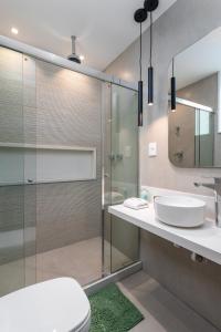 La salle de bains est pourvue de toilettes, d'un lavabo et d'une douche. dans l'établissement Encanto em Copacabana - Perto da praia -FMS601 Z4, à Rio de Janeiro