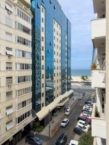 - une vue depuis le balcon d'un immeuble avec parking dans l'établissement Encanto em Copacabana - Perto da praia -FMS601 Z4, à Rio de Janeiro