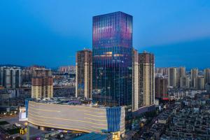 un rascacielos alto en medio de una ciudad en Fairfield by Marriott Kunming Xinying, en Kunming
