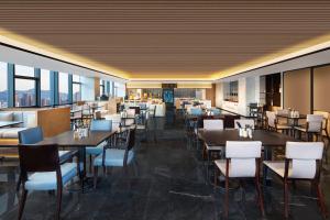昆明新迎万枫酒店餐厅或其他用餐的地方