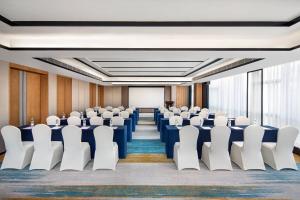 une salle de conférence avec des rangées de chaises et un tableau blanc dans l'établissement Fairfield by Marriott Kunming Xinying, à Kunming