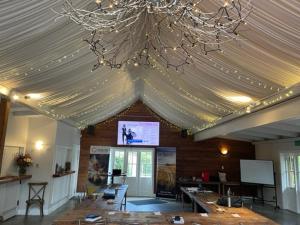 Ampia camera con soffitto e tenda bianca. di Bridgehouse Lodge a Warkworth