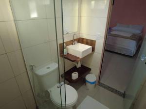 Baño pequeño con aseo y lavamanos en Trilhas da chapada Hospedagem, en Alto Paraíso de Goiás