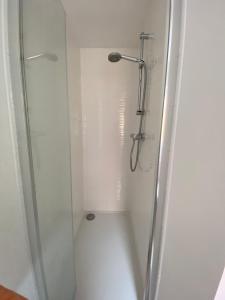 um chuveiro com uma porta de vidro na casa de banho em New Comfy Family Friendly home in Canterbury em Sturry