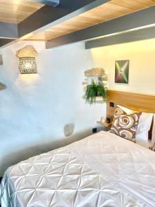 una camera con un letto bianco e una parete blu di Casa Fina a São Pedro do Sul Altre 44 foto