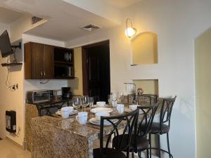 a kitchen with a table with wine glasses on it at DEPARTAMENTO RES CAMPESTRE DE 3 HABITACIONES Y 4 CAMAS in Chihuahua