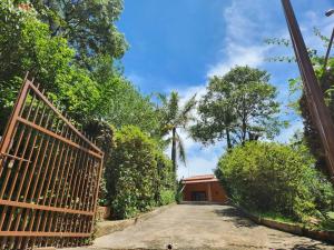 薩朵的住宿－Chácara Refrigério，一座有门和树木的房子的入口