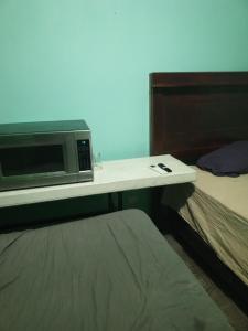 un microondas sentado en una encimera en una habitación en Recamara confortable en San Nicolás, en Monterrey