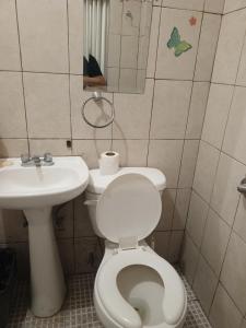 a bathroom with a toilet and a sink at Recamara confortable en San Nicolás in Monterrey
