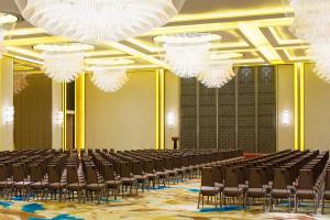 Zona business o sala conferenze di Sheraton Langfang Chaobai River Hotel