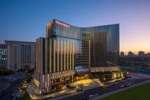 北京北京新青海喜来登酒店的一座高楼，楼顶有标志