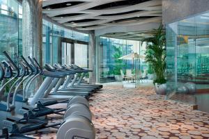 una palestra con una fila di tapis roulant in un edificio di Four Points By Sheraton Beijing, Haidian a Pechino