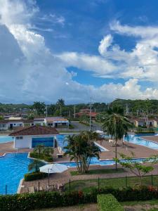 een uitzicht op het zwembad van een resort bij BEACHFRONT APARTMENT Vistas de Bejuco in Parrita