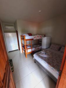 イタウナスにあるITAÚNAS Pousada Nossa Palhoçaの小さなお部屋で、二段ベッド2組が備わります。