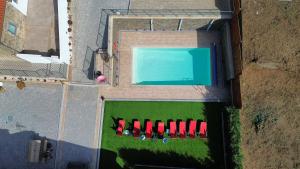 an overhead view of a swimming pool with red chairs at Fonte Retreat - Holiday Home in Sandim
