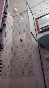 une chambre dotée d'un mur avec une horloge. dans l'établissement Hotel Fenix Salvador, à Salvador