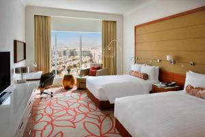 Postel nebo postele na pokoji v ubytování Marriott Hotel Downtown Abu Dhabi