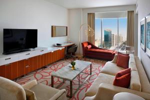 TV a/nebo společenská místnost v ubytování Marriott Hotel Downtown Abu Dhabi