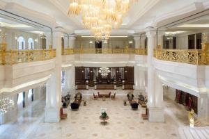 an aerial view of a large lobby with a chandelier at Delta Hotels by Marriott Shanghai Baoshan in Baoshan
