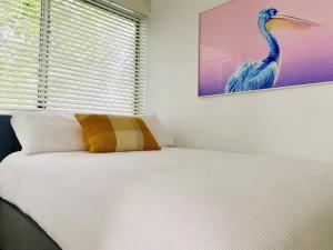 sypialnia z łóżkiem ze zdjęciem ptaka w obiekcie Totally Beachin' Two bed, prime holiday location walk to everything! w mieście Yamba