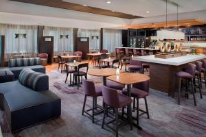 um restaurante com mesas e cadeiras e um bar em Courtyard by Marriott Birmingham Homewood em Birmingham