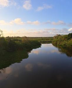 una vista aerea di un fiume in un campo di ITAÚNAS Pousada Nossa Palhoça a Itaúnas