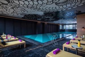 a swimming pool in a room with a ceiling at Renaissance Hangzhou Northeast in Yuhang