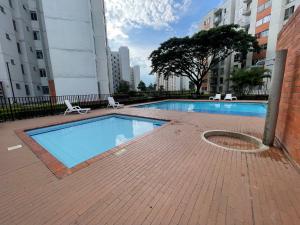 a swimming pool in the middle of a city at Hermoso y comodo apartamento con Aire acondicionado y parqueo privado en unidad residencial - Jamundi in Jamundí