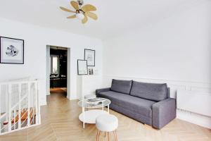 ein Wohnzimmer mit einem Sofa und einem Tisch in der Unterkunft Modern flexible apt- 1BR2P - Place de la Bastille in Paris