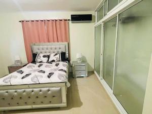 Dormitorio pequeño con cama y ducha en Oasis de Paz 4, en Jarabacoa