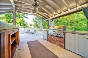 un patio con cucina all'aperto e ventilatore a soffitto di 18 Acre Farm - Pickleball, Pond, Outdoor Kitchen a Richmond