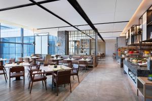 A restaurant or other place to eat at Courtyard by Marriott Qinhuangdao West
