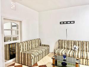 a living room with a couch and a coffee table at Appartement Bab Lamrissa in Salé