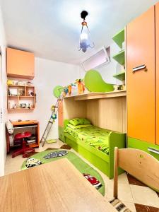 a childs room with a green bunk bed at Appartement Bab Lamrissa in Salé