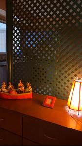 斯希拉特的住宿－Plage Skhirat appartement amis et familles，一张桌子,上面有台灯和一些雕像