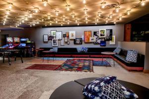 Khu vực ghế ngồi tại MOXY Phoenix Tempe/ASU Area