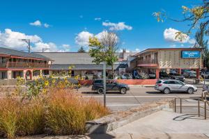 eine Stadtstraße mit Autos auf einem Parkplatz in der Unterkunft Rodeway Inn Flagstaff-Downtown in Flagstaff