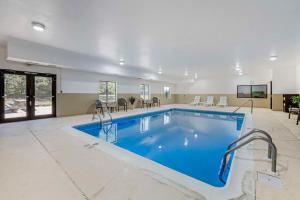 Bazén v ubytování Comfort Suites West Indianapolis - Brownsburg nebo v jeho okolí