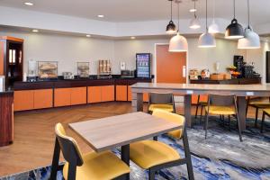 Fairfield Inn & Suites by Marriott Ocala في أوكالا: مطعم بطاولة وكراسي وكاونتر