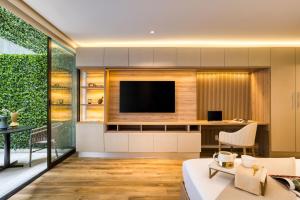 a living room with a tv and a couch at UTOPIC Palacio Polanco by ULIV in Mexico City