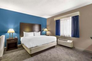 a hotel room with a bed and a window at Comfort Inn & Suites Mundelein-Vernon Hills in Mundelein