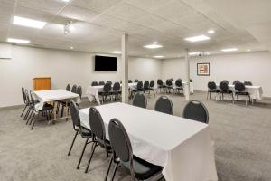 una sala conferenze con tavoli, sedie e TV di Comfort Inn & Suites Mundelein-Vernon Hills a Mundelein